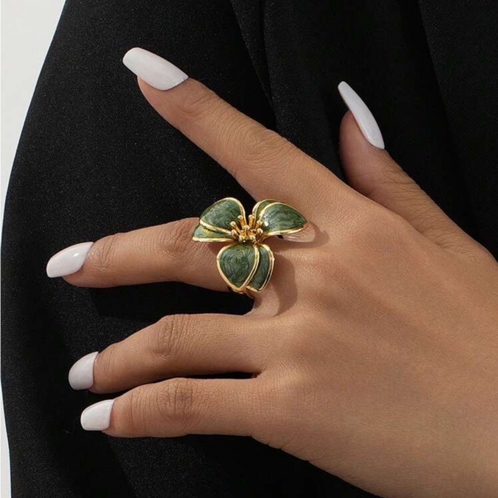 Green Floral Statement Ring NEW 🏷️